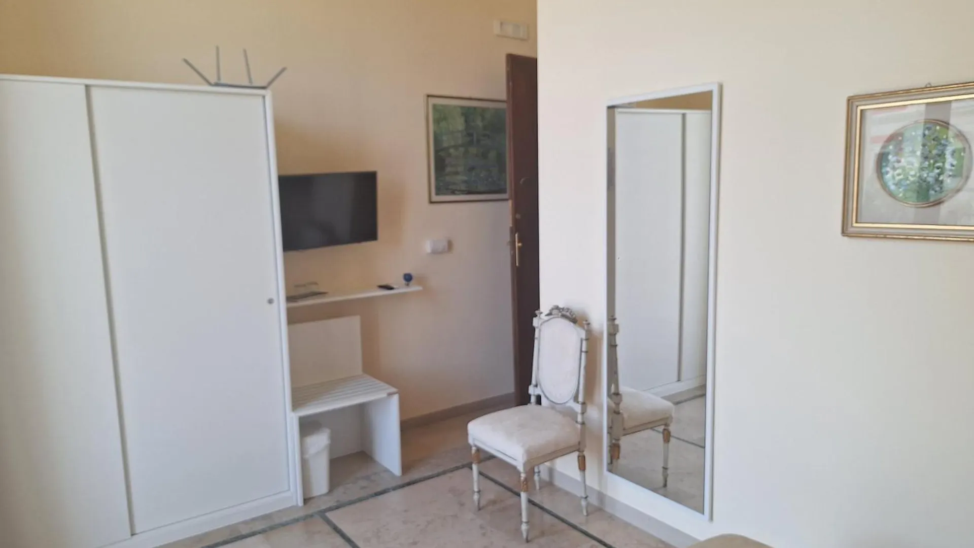 לינה וארוחת בוקר Dimora Charleston Lecce Parcheggio Privato In Loco Gratis